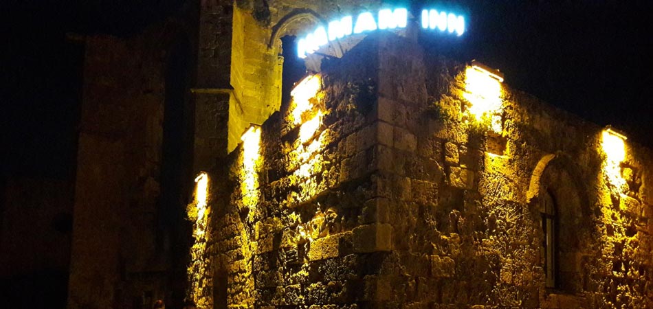 Atmospheric bar to have a cocktail or glass of wine
