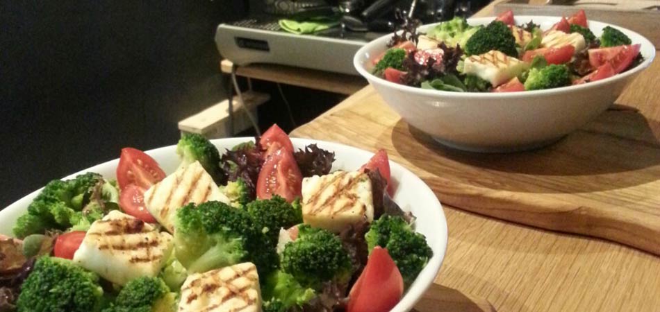 Healthy salads and snacks, made with locally-sourced ingredients and freshly-prepared to order